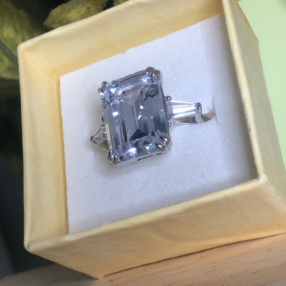 6ct Emerald cut AAA CZ 925 engagement ring - Picture 4 of 11